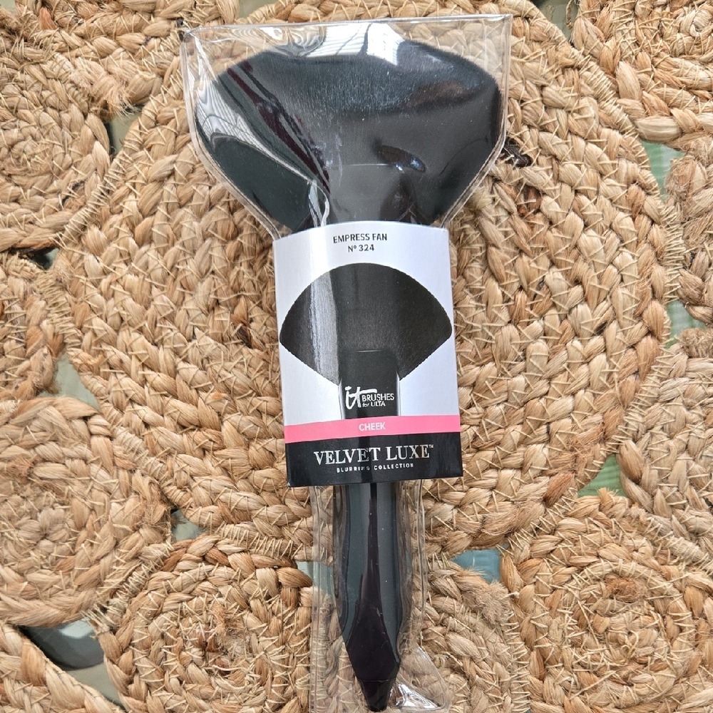 It Cosmetics Velvet Luxe Cheek Brush Empress Fan No 324 New
